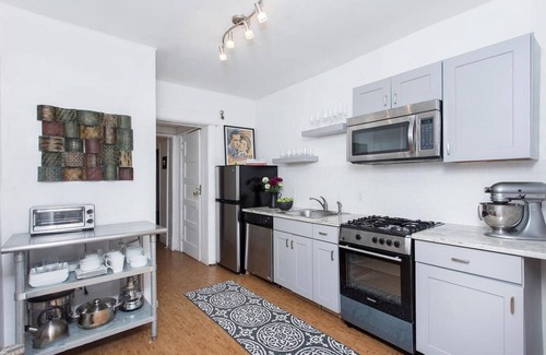 Brooklyn House | Budget-Friendly 2 Bedroom Brooklyn Stay with Breakfast