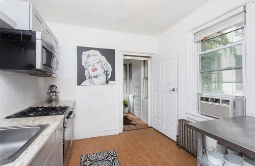Brooklyn House | Budget-Friendly 2 Bedroom Brooklyn Stay with Breakfast