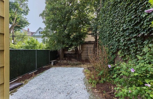 Brooklyn House | Budget-Friendly 2 Bedroom Brooklyn Stay with Breakfast