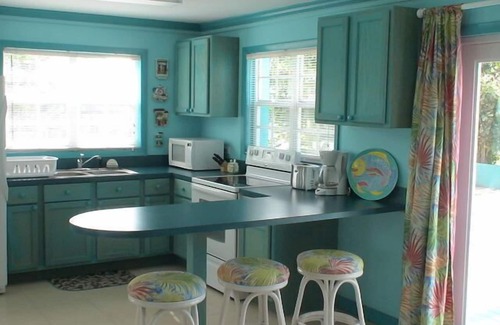 Spanish Wells Cottage | Relaxed Family Beach Escape with Oceanfront Amenities