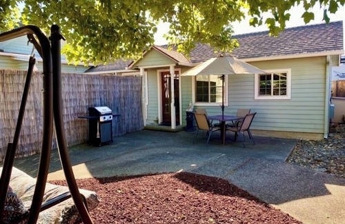 Grants Pass House | Ideal Retreat for Medical Professionals: Cozy Bungalow with Spa