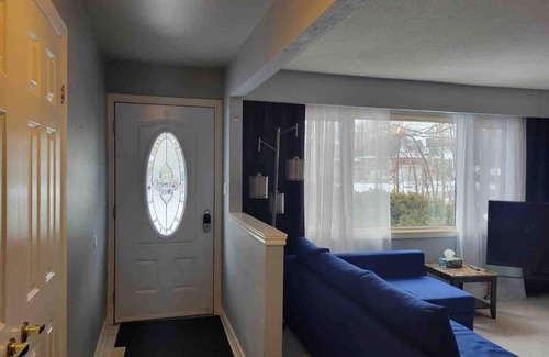 Caledon House | Cozy Bungalow Near Toronto Airport with Breakfast Included