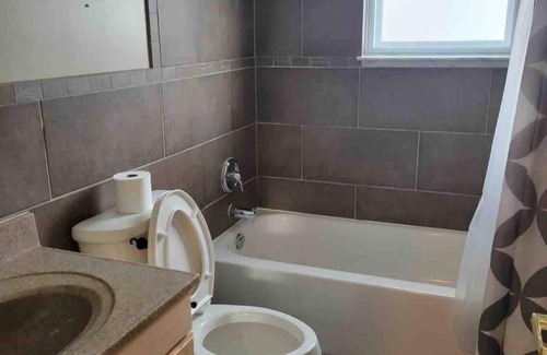 Caledon House | Cozy Bungalow Near Toronto Airport with Breakfast Included