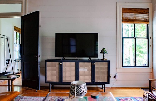 Dawson House | Charming bungalow & studio near downtown & SoCo