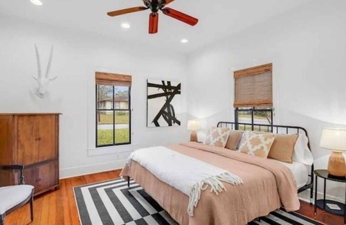 Dawson House | Charming bungalow & studio near downtown & SoCo
