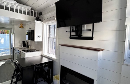 Newport House | Charming bungalow w/WiFi in tranquil downtown Newport, walkable to everything!