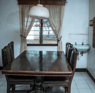 Mwanza Bed & Breakfast | Cozy Bungalows with Pet-Friendly Amenities & Restaurant