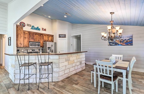 Silver Creek Village Cottage | Lake View Burnet Cottage with Porch & Pet-Friendly Amenities