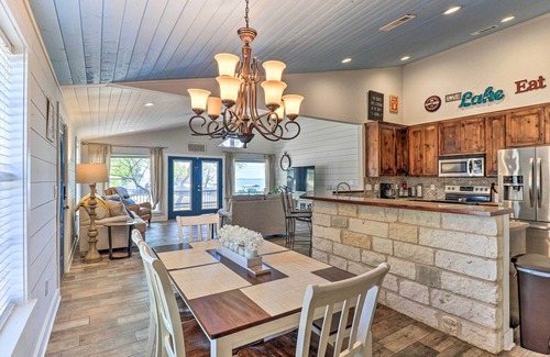 Silver Creek Village Cottage | Lake View Burnet Cottage with Porch & Pet-Friendly Amenities