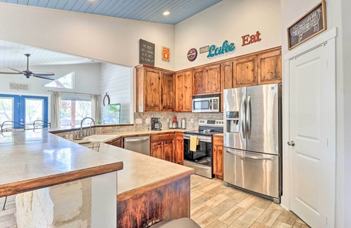 Silver Creek Village Cottage | Lake View Burnet Cottage with Porch & Pet-Friendly Amenities