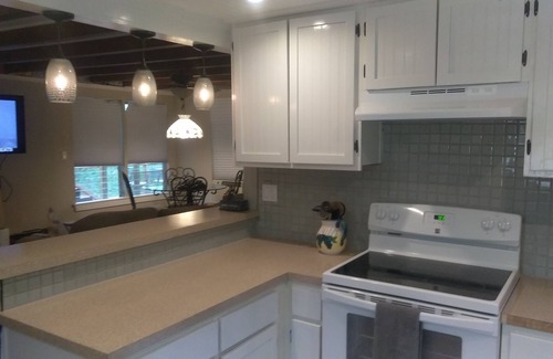 Broaddus Cabin | Cozy Cabin Near Lake with Free Boat Launch & Breakfast