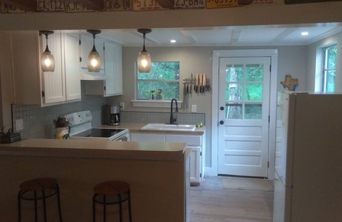 Broaddus Cabin | Cozy Cabin Near Lake with Free Boat Launch & Breakfast