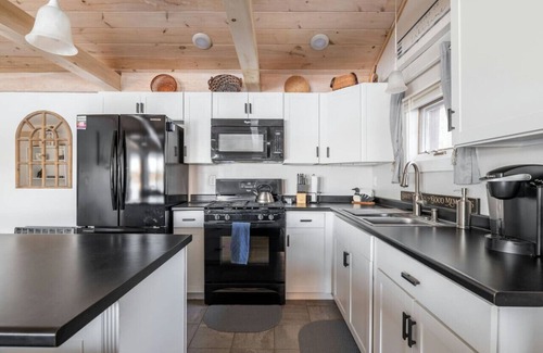 Eddington House | Serene Cabin Escape: Breathtaking Lake Views Await