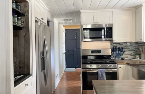 Wrightwood Cabin | Cozy Cabin: Family & Pet Friendly with Fireplace & Breakfast