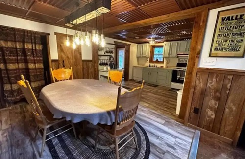 Normalville Cabin | Spacious Cabin Retreat near 7Springs and Ohiopyle