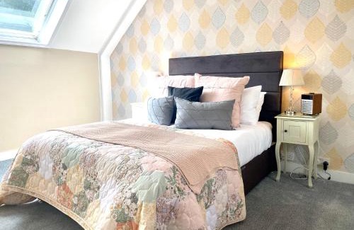 Comrie House | Inviting Cardoon Cottage in Picturesque Village Retreat