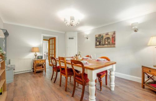 Comrie House | Inviting Cardoon Cottage in Picturesque Village Retreat