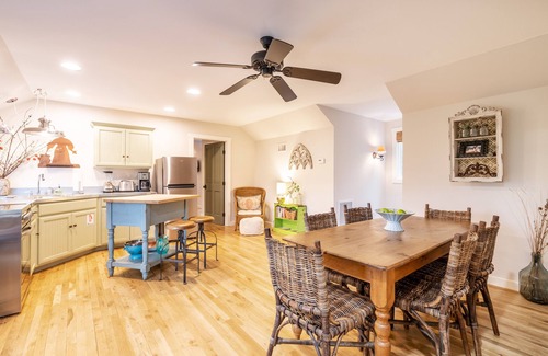 Fredericksburg Cottage | Inviting Carriage House on Baron's Creek - Steps from Main St!
