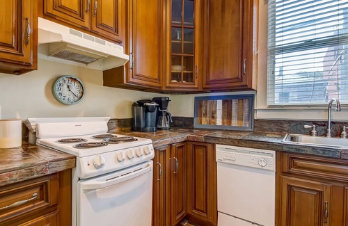 Hitch Village - Fred Wessels Homes Condo | Inviting Carriage House Near Crawford Square with Pool Access