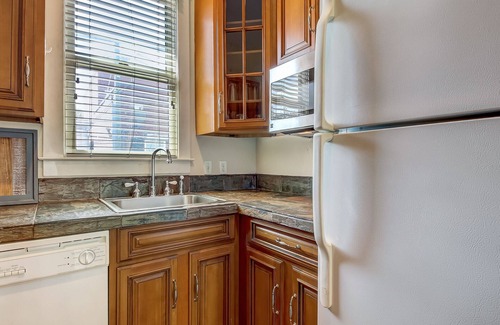 Hitch Village - Fred Wessels Homes Condo | Inviting Carriage House Near Crawford Square with Pool Access