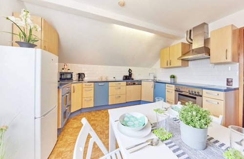 Rust Apartment | Central Hotel: Just 5 Minutes Walk from the Park