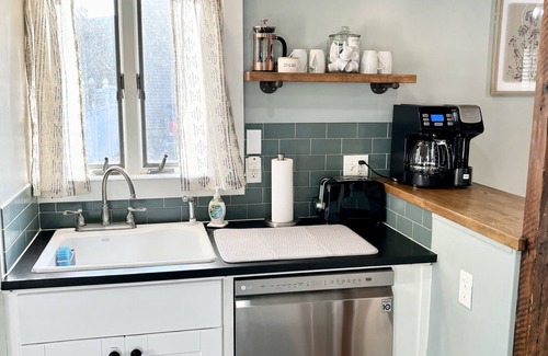 Woodstown Cottage | Cozy 100-Year-Old Tiny Home with Lake View & Gym Access