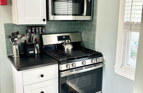 Woodstown Cottage | Cozy 100-Year-Old Tiny Home with Lake View & Gym Access