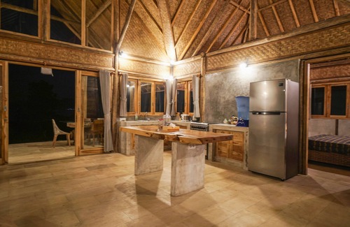 Kintamani House | Scenic Chalet Retreat by the Lake in Kintamani