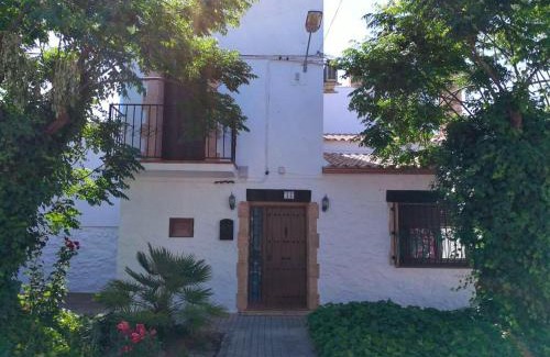 Alcazar de San Juan Ski Chalet | Chalet with Private Pool & Pet-Friendly at Cinco Casas