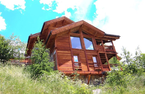Vars Ski Chalet | Mountain View Chalet with Jacuzzi, Pool & 10/10 Guest Rating