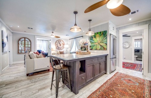 Blanco Cottage | Stylish Cottage Steps from Downtown & River, Rated 10/10