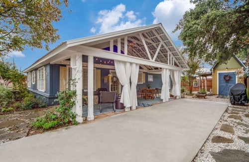 Blanco Cottage | Stylish Cottage Steps from Downtown & River, Rated 10/10