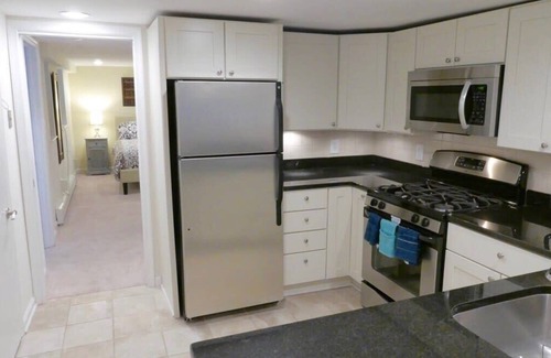 Lanier Heights Apartment | Prime City Center Stay - Easy Walk to the Zoo!