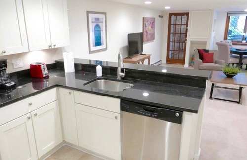 Lanier Heights Apartment | Prime City Center Stay - Easy Walk to the Zoo!