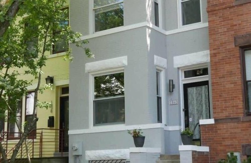 Lanier Heights Apartment | Prime City Center Stay - Easy Walk to the Zoo!