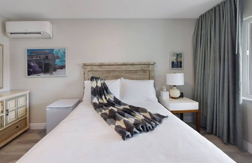 Clearwater Hotel | Spotless Downtown Clearwater Studio with Pool & Breakfast