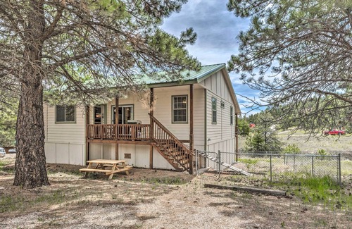 Cloudcroft Cottage | Scenic Cloudcroft Cabin with Deck & Mountain Views
