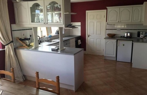 Waterville House | Charming Coastal Retreat – 3 Minutes Walk to Village & Beach