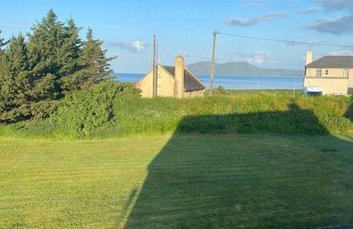 Waterville House | Charming Coastal Retreat – 3 Minutes Walk to Village & Beach