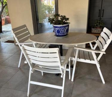 Anavyssos Apartment | Coastal Retreat: Guest Rated 9.8, Pet & Child Friendly