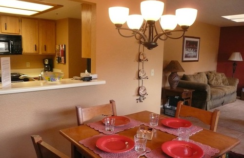 Oak Creek Condo | Top-Rated Condo at Canyon Mesa Country Club with Pool & Spa