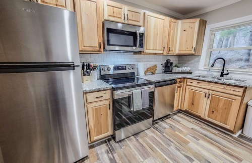 West Jefferson Condo | Pet-Friendly Condo with Mountain Views near Downtown WJ