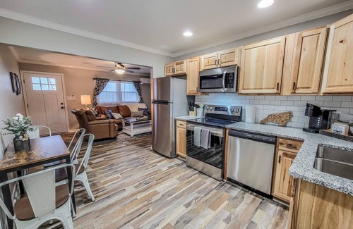 West Jefferson Condo | Pet-Friendly Condo with Mountain Views near Downtown WJ