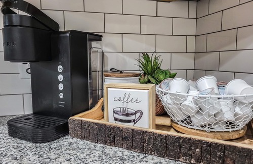 West Jefferson Condo | Pet-Friendly Condo with Mountain Views near Downtown WJ