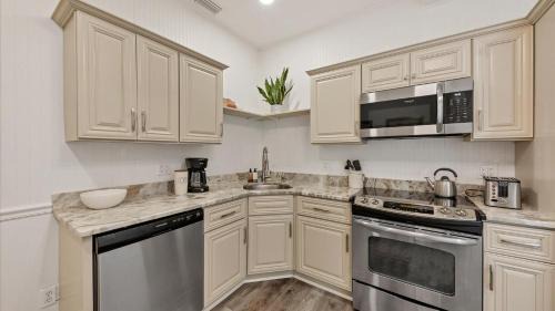 Punta Gorda Villa | Charming Condo with City Views 5857