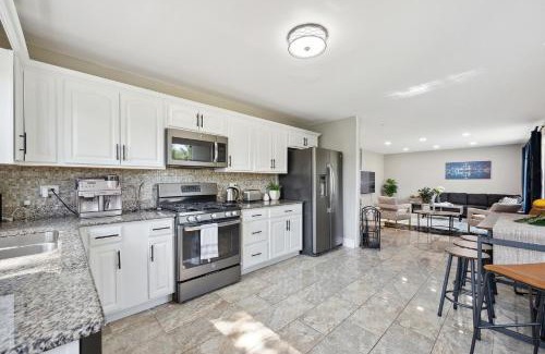 Glenview House | Modern Family Retreat with Pet-Friendly Amenities