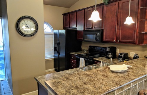 Mid America Condo | Prime Location Condo: Explore Lake, Oaklawn & Downtown