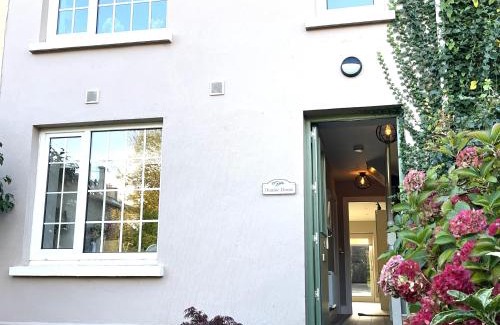 Killarney House | Cozy 4-Bed House in Killarney - Guest Rated 10/10!