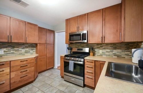 Brentwood House | Pet-Friendly Cottage with Pool & Top Guest Rating by AustinGetaways