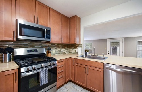 Brentwood House | Pet-Friendly Cottage with Pool & Top Guest Rating by AustinGetaways